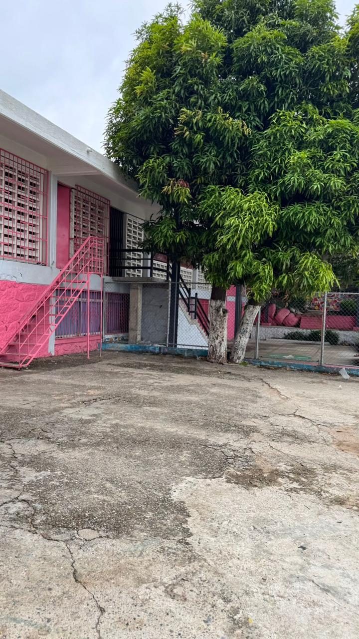 Fachada del Jardín de Niños José Agustín Ramírez con su patio y árbol de mango