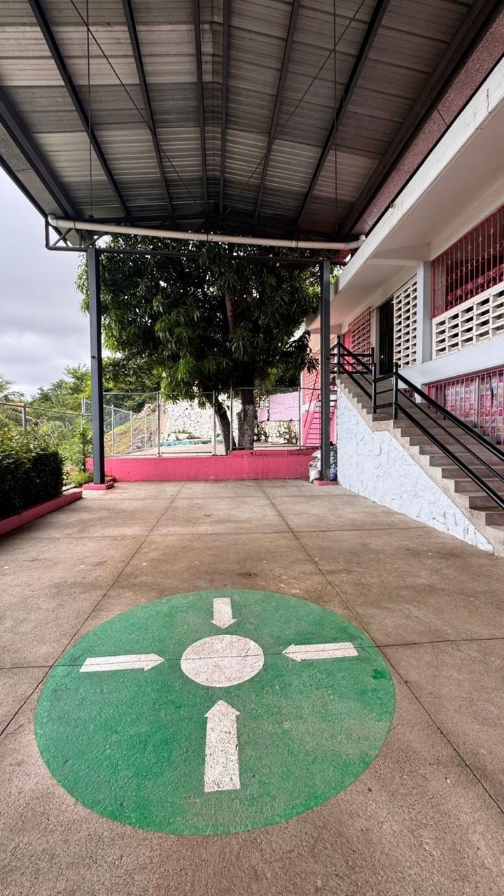 Patio techado del jardín con señalización pintada en el piso